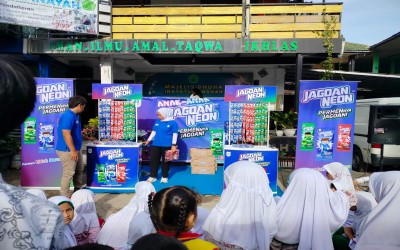 Keseruan Acara Jagoan Neon di MI Al Inayah